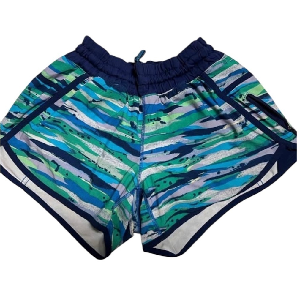 Lululemon shorts
Size 6. Dot confirmed
Lined. Athletic. Gym. Workout
Blue white